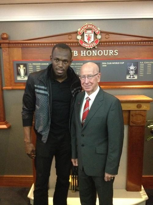 Bolt và Sir Bobby Charlton.